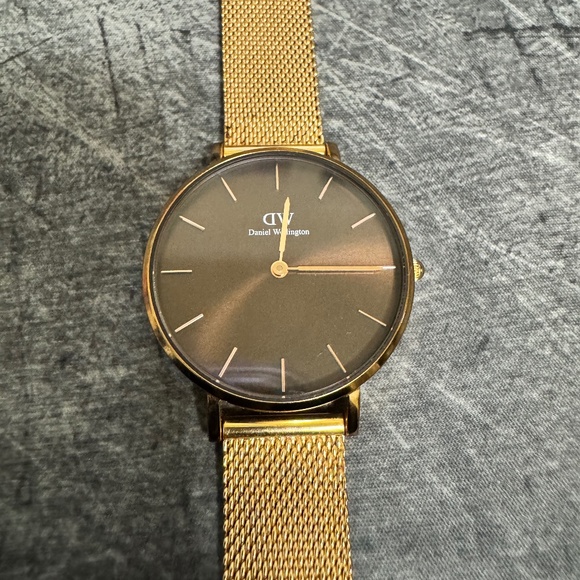 Daniel Wellington Women’s Gold Mesh Bracelet Watch – 32mm - Picture 1 of 4
